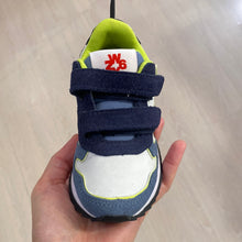 Carica l&#39;immagine nel visualizzatore di Gallery, WIZZ sneakers in tessuto tecnico e suede bianco e azzurro lacci fluo
