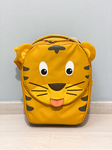 Ecco il trolley per bimbi, Timmy la tigre firmata Affenzhan! È una bellissima valigietta che farà impazzire i più piccoli, ideale in viaggio ed utilissimo per portare con sè i propri indumenti ed accessori! 