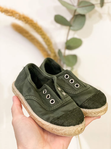 Comode e versatili sneakers bianche con iconico logo sul retro firmate Chipie. 