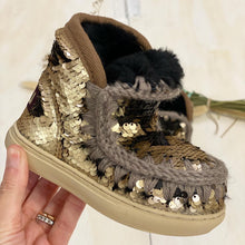 Carica l&#39;immagine nel visualizzatore di Gallery, Novità di questa stagione, la bellissima eskimo sneaker big logo rappresenta il mix perfetto tra il classico e iconico eskimo e una sneaker alla moda.
