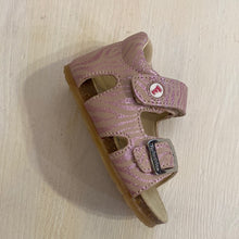Carica l&#39;immagine nel visualizzatore di Gallery, FALCOTTO sandalo bimba pelle rosa effetto zebrato lurex
