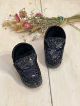 Carica l&#39;immagine nel visualizzatore di Gallery, eskimo sneaker tempestata di paillettes è un vero must per le piccole appassionate di moda. Indispensabile in inverno, la versione per bambini della sneaker rappresenta il mix perfetto tra il nostro iconico eskimo e una sneaker alla moda
