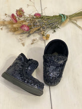Carica l&#39;immagine nel visualizzatore di Gallery, eskimo sneaker tempestata di paillettes è un vero must per le piccole appassionate di moda. Indispensabile in inverno, la versione per bambini della sneaker rappresenta il mix perfetto tra il nostro iconico eskimo e una sneaker alla moda
