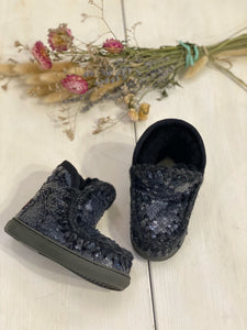 eskimo sneaker tempestata di paillettes è un vero must per le piccole appassionate di moda. Indispensabile in inverno, la versione per bambini della sneaker rappresenta il mix perfetto tra il nostro iconico eskimo e una sneaker alla moda