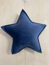 Carica l&#39;immagine nel visualizzatore di Gallery, CUSCINO STELLA IN VELLUTO colore blu
