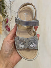 Carica l&#39;immagine nel visualizzatore di Gallery, NATURINO sandali bambina in pelle argento con fiori applicati
