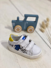 Carica l&#39;immagine nel visualizzatore di Gallery, Sneaker bassa decorata da una stampa grafica e da un patch a freccia a contrasto, che crea un ironico effetto tridimensionale
