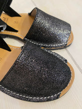 Carica l&#39;immagine nel visualizzatore di Gallery, MINORCHINA sandalo bambina pelle glitter nero
