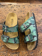 Carica l&#39;immagine nel visualizzatore di Gallery, BIOCHIC ciabatta doppia fascia camouflage
