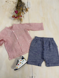 Fresca e traspirante camicia in puro lino per bimbo riga rossa, il tessuto fresco e traspirante è molto resistente ai lavaggi. 
