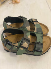 Carica l&#39;immagine nel visualizzatore di Gallery, BIRKENSTOCK Milano sandali bambino pelle camouflage verde
