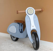 Carica l&#39;immagine nel visualizzatore di Gallery, LITTLE DUTCH scooter in legno azzurro pastello
