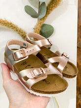 Carica l&#39;immagine nel visualizzatore di Gallery, Il sandalo BIRKENSTOCK Rio è un elegante modello sportivo con cinturino per il tallone. Quest’ultimo garantisce un appoggio stabile e confortevole, anche durante i giochi più scatenati.
