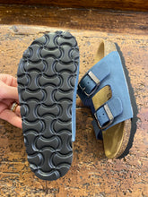 Carica l&#39;immagine nel visualizzatore di Gallery, BIOCHIC ciabatta doppia fascia pelle blu
