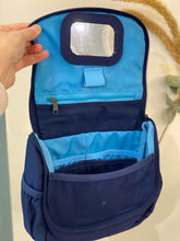 Carica l&#39;immagine nel visualizzatore di Gallery, Un bellissimo accessorio che farà impazzire tutti i bambini, ideale per portare spazzolino, deodorante o salviette.
