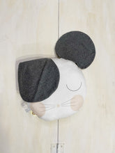 Carica l&#39;immagine nel visualizzatore di Gallery, Cuscino a forma di topolino
