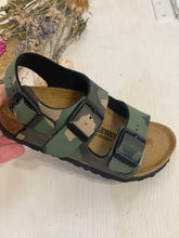 Carica l&#39;immagine nel visualizzatore di Gallery, BIRKENSTOCK Milano sandali bambino pelle camouflage verde

