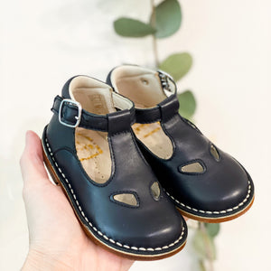 Sandalino due occhi in pelle blu, con impunture. Chiusura con fibbia laterale, fondo in cuoio con antiscivolo, soletto in vera pelle con plantare anatomico. Adatte ai primi passi.