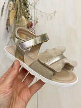 Carica l&#39;immagine nel visualizzatore di Gallery, NATURINO sandali bambina in pelle con maxi rouche oro

