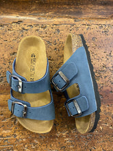 Carica l&#39;immagine nel visualizzatore di Gallery, BIOCHIC ciabatta doppia fascia pelle blu
