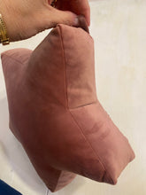 Carica l&#39;immagine nel visualizzatore di Gallery, CUSCINO STELLA piccolo in velluto colore rosa antico
