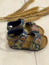Carica l&#39;immagine nel visualizzatore di Gallery, BIOCHIC sandalo in pelle colore camouflage marrone e verde
