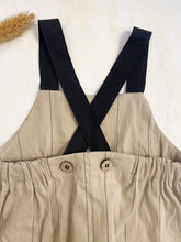 Carica l&#39;immagine nel visualizzatore di Gallery, Salopette in cotone beige riga nera, bretelle nere.
