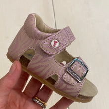 Carica l&#39;immagine nel visualizzatore di Gallery, FALCOTTO sandalo bimba pelle rosa effetto zebrato lurex

