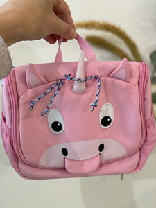 Un bellissimo accessorio che farà impazzire tutti i bambini, ideale per portare spazzolino, deodorante o salviette.