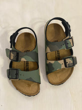 Carica l&#39;immagine nel visualizzatore di Gallery, BIRKENSTOCK Milano sandali bambino pelle camouflage verde
