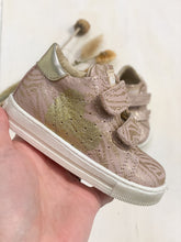 Carica l&#39;immagine nel visualizzatore di Gallery, FALCOTTO sneakers bambina in pelle rosa e oro

