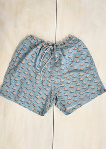 Boxer uomo colore azzurro chiaro con piccoli maialini rosa. Elastico in vita e coulisse per regolare la larghezza. Tasca con bottone dietro .   