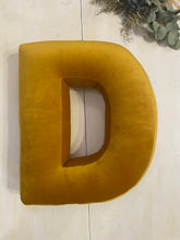 Carica l&#39;immagine nel visualizzatore di Gallery, CUSCINO IN VELLUTO COLORE GIALLO lettera D
