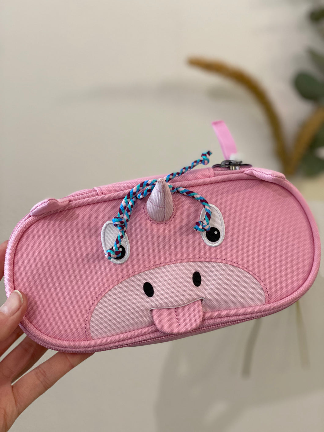 È arrivato il momento della scuola? È arrivato il tempo degli astucci! Questa magnifica fantasia con  unicorno della collezione Mini Friends firmata Affenzhan 