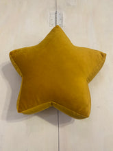 Carica l&#39;immagine nel visualizzatore di Gallery, CUSCINO STELLA piccola in velluto colore giallo
