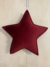 Carica l&#39;immagine nel visualizzatore di Gallery, CUSCINO STELLA IN VELLUTO COLORE BORDEAUX
