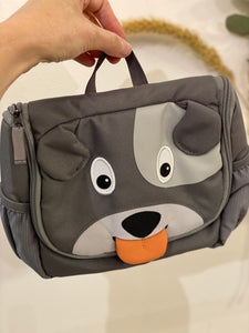 Un bellissimo accessorio che farà impazzire tutti i bambini, ideale per portare spazzolino, deodorante o salviette.