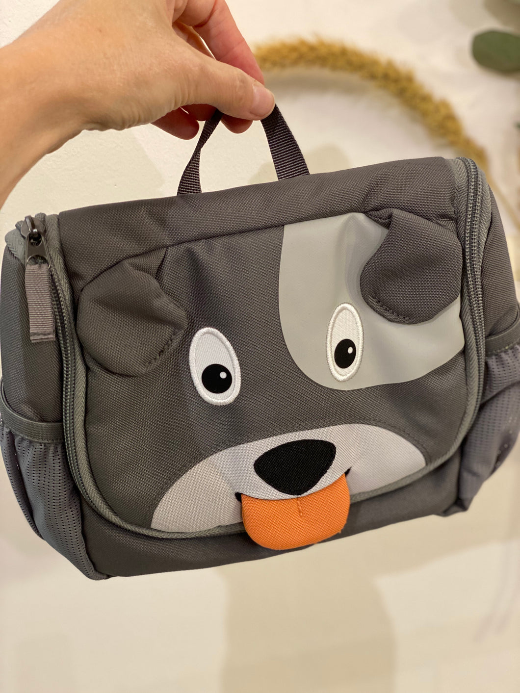 Un bellissimo accessorio che farà impazzire tutti i bambini, ideale per portare spazzolino, deodorante o salviette.