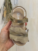 Carica l&#39;immagine nel visualizzatore di Gallery, NATURINO sandali bambina in pelle con maxi rouche oro
