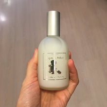 Carica l&#39;immagine nel visualizzatore di Gallery, Acqua profumata dalle note talcate, rievoca ricordi dell&#39;infanzia facendo tornare un po&#39; bambini. Potete vaporizzarla sugli indumenti, sui tessuti, nell&#39;ambiente. Le essenze pure e concentrate garantiscono la persistenza delle fragranze e l&#39;assenza totale di alcol e parabeni le rende delicate sulla pelle.
