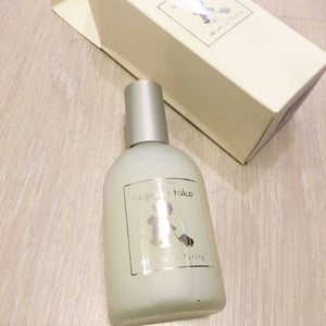 Acqua profumata dalle note talcate, rievoca ricordi dell'infanzia facendo tornare un po' bambini. Potete vaporizzarla sugli indumenti, sui tessuti, nell'ambiente. Le essenze pure e concentrate garantiscono la persistenza delle fragranze e l'assenza totale di alcol e parabeni le rende delicate sulla pelle.