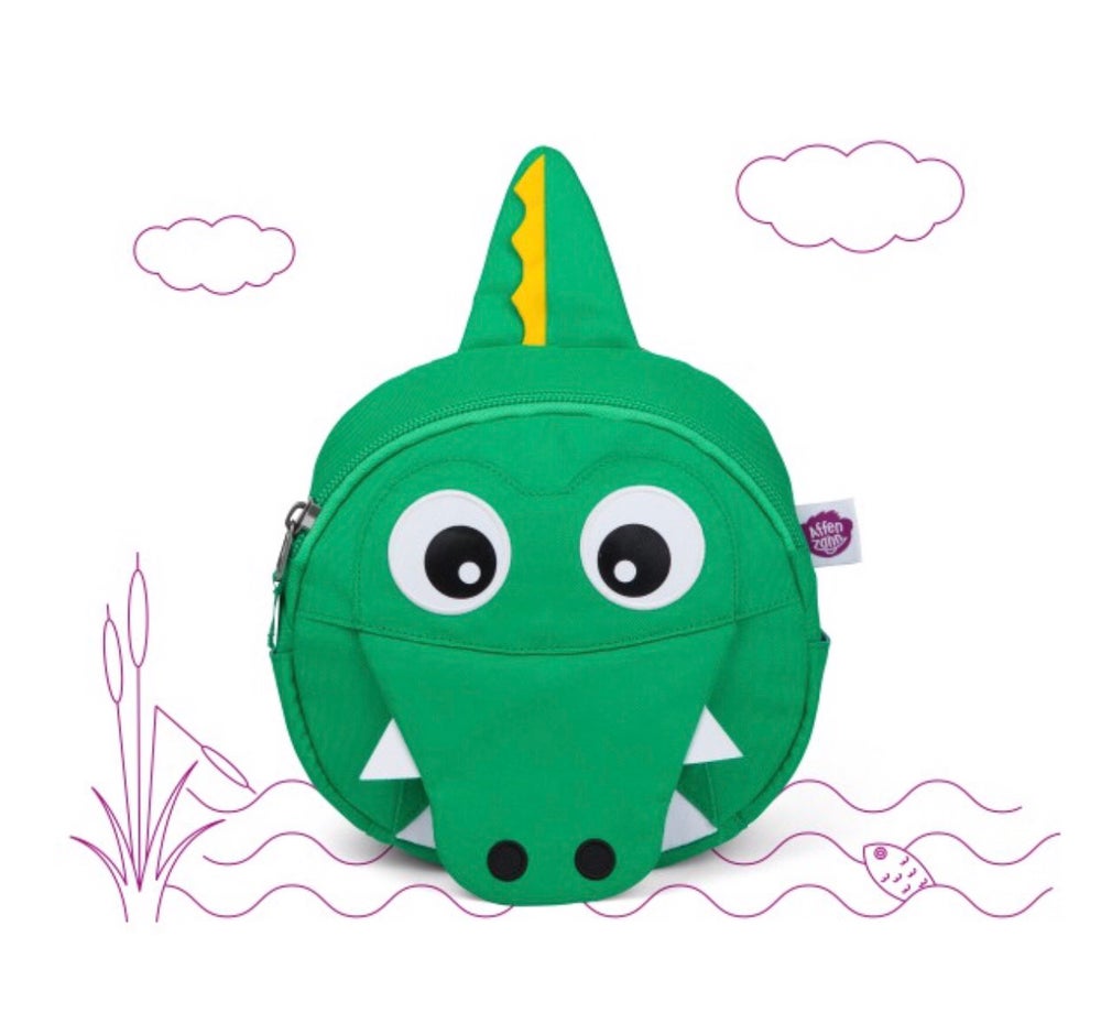 Parte della linea Small Water Friends del marchio tedesco Affenzhan, questo bellissimo zainetto per l’asilo farà impazzire qualunque bambino e piacerà anche agli adulti perché eco-friendly e ricco di dettagli tecnici di alta qualità! Piccolo ma capiente (4 litri di capacità), non è solamente un semplice zainetto, ma anche un fantastico compagno di giochi, un amico di mille avventure e un giocattolo 3D che stimolerà la fantasia, aiuterà la manualità e incoraggerà i bambini ad inventare infinite storie!