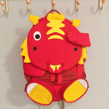 Carica l&#39;immagine nel visualizzatore di Gallery, Zainetto drago per la scuola materna - Eco-Friendly - consigliato da 3 a 5 anni - pratico anche per le uscite con mamma e papà - spalline regolabili - cintura torace - imbottitura posteriore - strisce riflettenti
