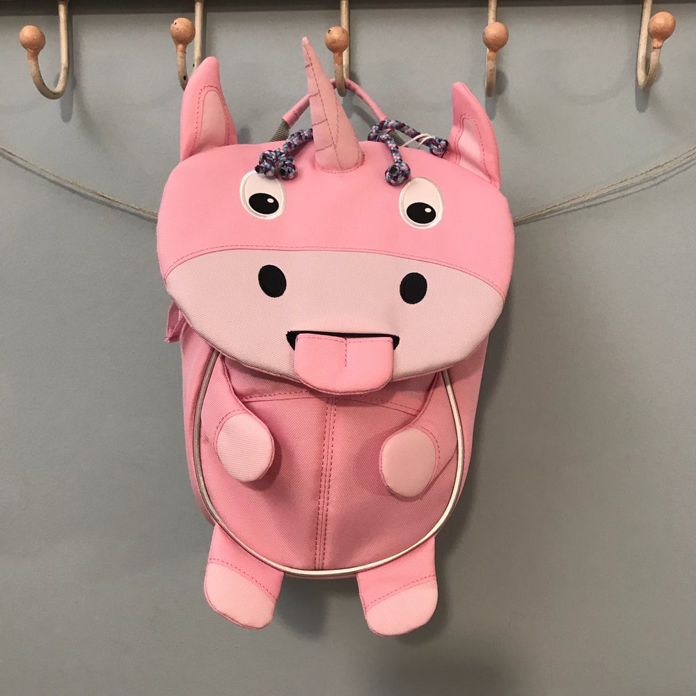Parte della linea Small Water Friends del marchio tedesco Affenzhan, questo bellissimo zainetto per l’asilo farà impazzire qualunque bambino e piacerà anche agli adulti perché eco-friendly e ricco di dettagli tecnici di alta qualità! Piccolo ma capiente (4 litri di capacità), non è solamente un semplice zainetto, ma anche un fantastico compagno di giochi, un amico di mille avventure e un giocattolo 3D che stimolerà la fantasia, aiuterà la manualità e incoraggerà i bambini ad inventare infinite storie!