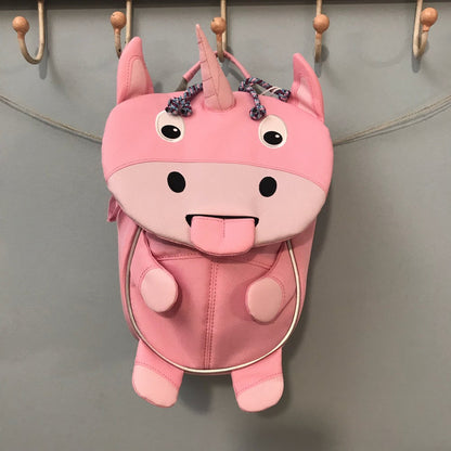 Parte della linea Small Water Friends del marchio tedesco Affenzhan, questo bellissimo zainetto per l’asilo farà impazzire qualunque bambino e piacerà anche agli adulti perché eco-friendly e ricco di dettagli tecnici di alta qualità! Piccolo ma capiente (4 litri di capacità), non è solamente un semplice zainetto, ma anche un fantastico compagno di giochi, un amico di mille avventure e un giocattolo 3D che stimolerà la fantasia, aiuterà la manualità e incoraggerà i bambini ad inventare infinite storie!