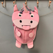 Carica l&#39;immagine nel visualizzatore di Gallery, Parte della linea Small Water Friends del marchio tedesco Affenzhan, questo bellissimo zainetto per l’asilo farà impazzire qualunque bambino e piacerà anche agli adulti perché eco-friendly e ricco di dettagli tecnici di alta qualità! Piccolo ma capiente (4 litri di capacità), non è solamente un semplice zainetto, ma anche un fantastico compagno di giochi, un amico di mille avventure e un giocattolo 3D che stimolerà la fantasia, aiuterà la manualità e incoraggerà i bambini ad inventare infinite storie!
