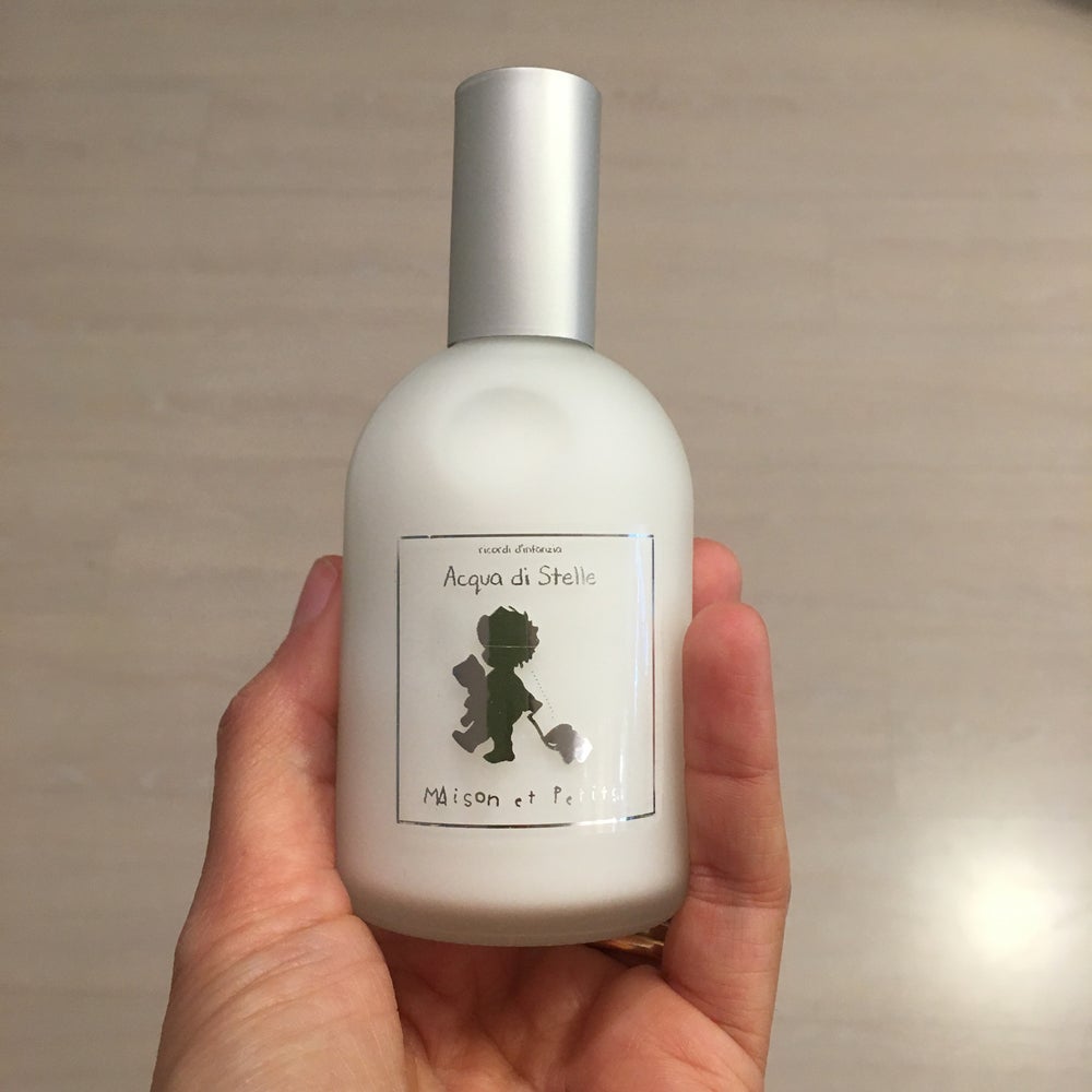 Fragranza delicata e avvolgente, ricorda il profumo di pulito e di buono ...e fa sognare come quando si guardano le stelle ... Le acque si possono utilizzare sul corpo, nell'ambiente, sui tessuti e sulla pelle dei bambini.  Non contengono alchool ne parabeni.