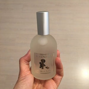 Acqua profumata freschissima ...appena la si spruzza ricorda subito il profumo dolce del latte con le note di fondo delle foglioline di menta fresca! I