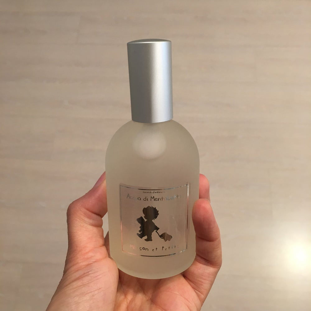 Acqua profumata freschissima ...appena la si spruzza ricorda subito il profumo dolce del latte con le note di fondo delle foglioline di menta fresca! I