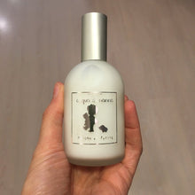 Carica l&#39;immagine nel visualizzatore di Gallery, Acqua profumata per bambini - fragranza sublime per il relax dei bambini e di tutta la famiglia ... dalle note morbide e delicate nasconde particelle di camomilla proprio per una dolce nanna. Potete vaporizzarla sugli indumenti, sui tessuti, nell&#39;ambiente. Le essenze pure e concentrate garantiscono la persistenza delle fragranze e l&#39;assenza totale di alcol e parabeni le rende delicate sulla pelle.
